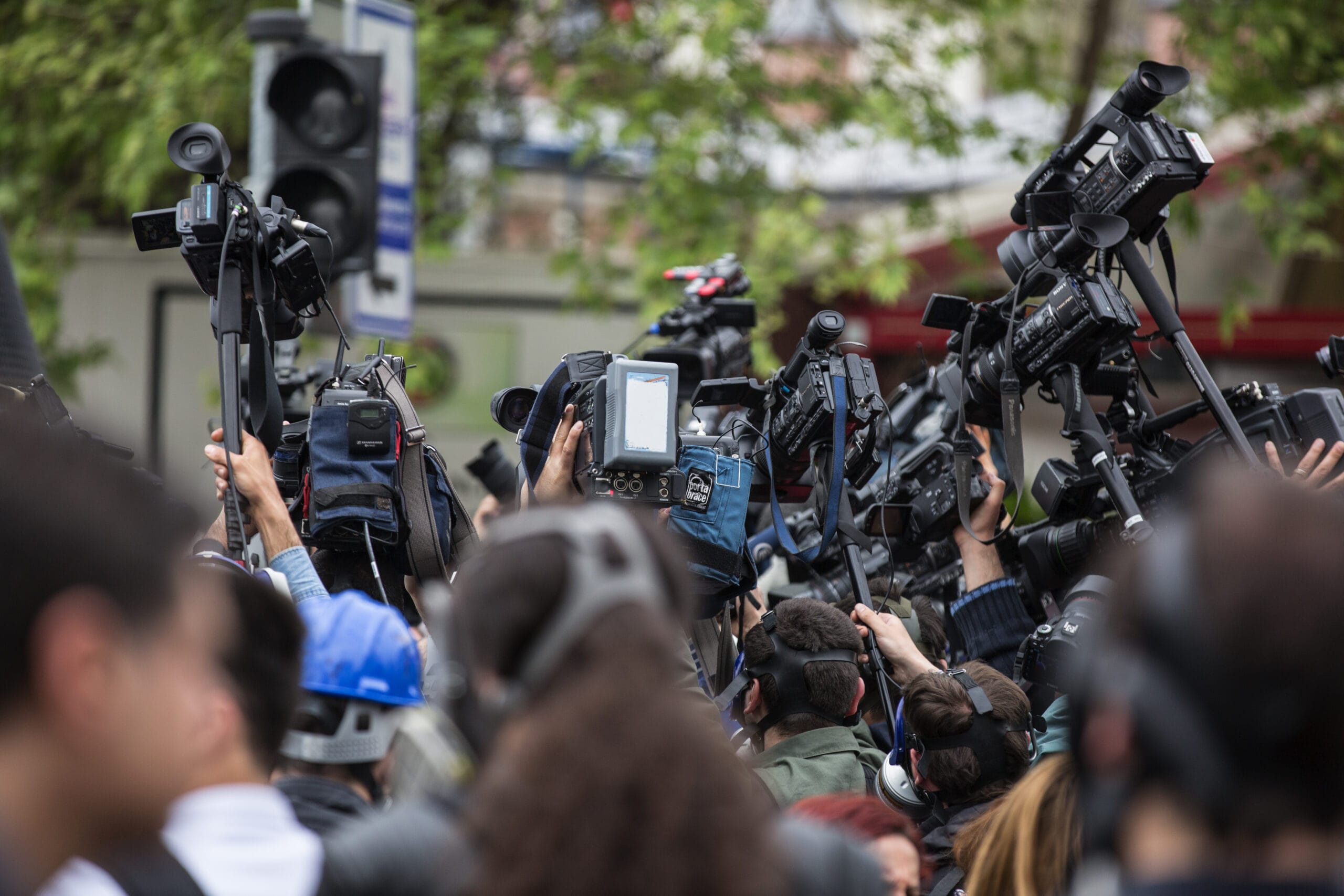 Cámaras de TV a la espera de una noticia importante
